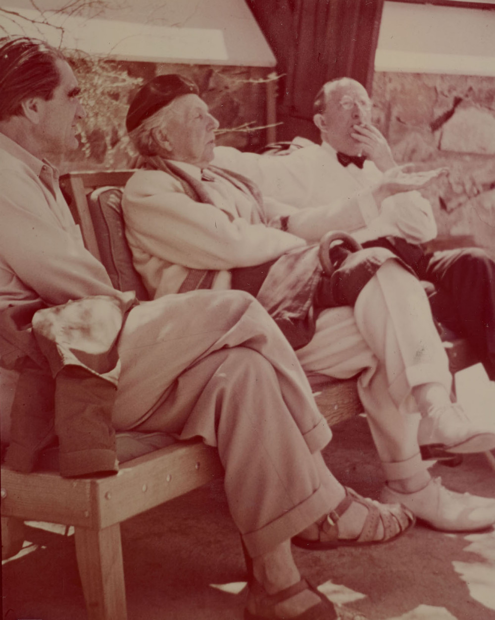 Richard Neutra, Frank Lloyd Wright und Erich Mendelsohn (mal wieder rauchend) bei Wright zu Besuch