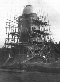 Einsteinturm im Bau mit Gerüst und fertiggestellter Kuppel