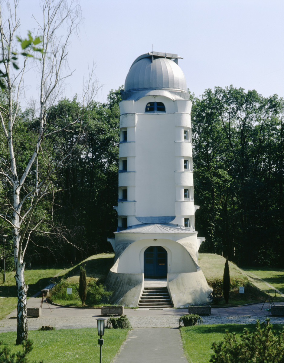 Einsteinturm in weiß mit silberner Kuppel