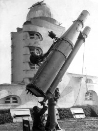 Harald v. Klüber vor dem Einsteinturm mit einem Astrographen