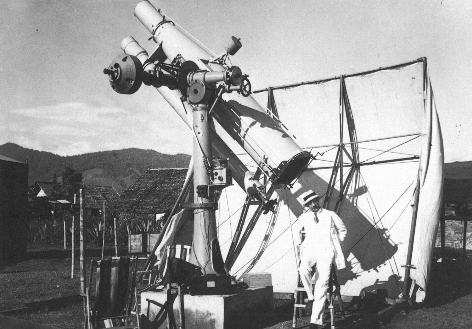 Erwin Finlay Freundlich vor einem Astrographen bei seiner Sonnenfinsternis-Expedition nach Sumatra 1929