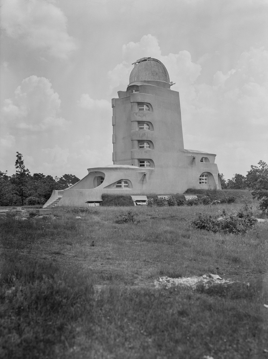 Einsteinturm auf freiem Feld vor 1927